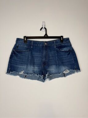 KanCan High Rise Frayed Hem Distressed Shortie Shorts. Size 32.